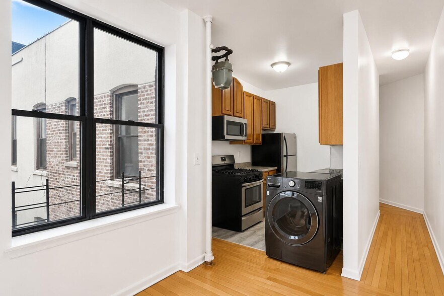 Building Photo - 201 W 105th St