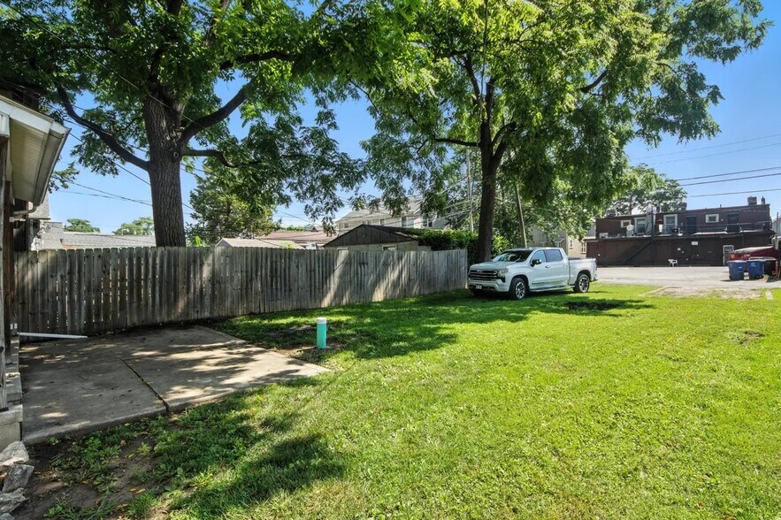 Large yard - 2584 Deming Ave