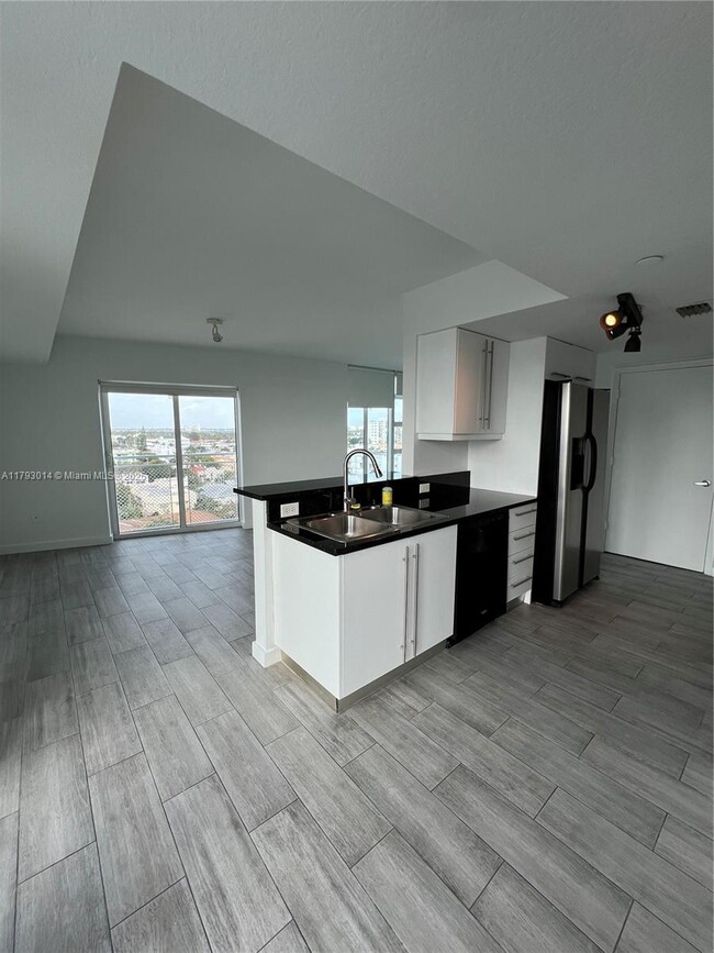 Building Photo - 7600 Collins Ave