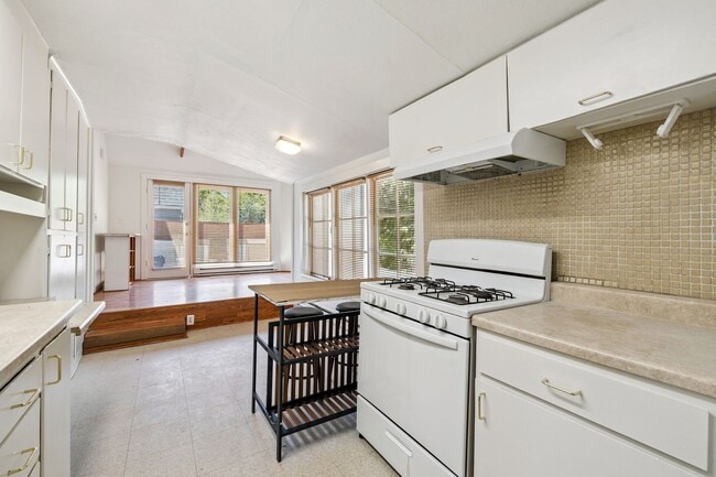 Building Photo - Northgate/Roosevelt Three Bedroom Rambler