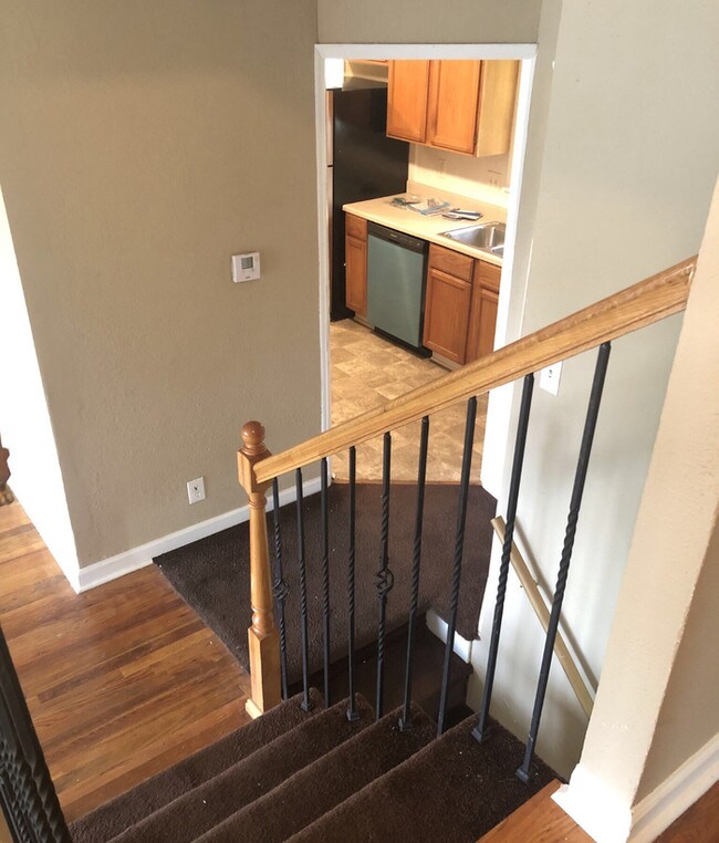 Building Photo - Gorgeous South KC Split Level