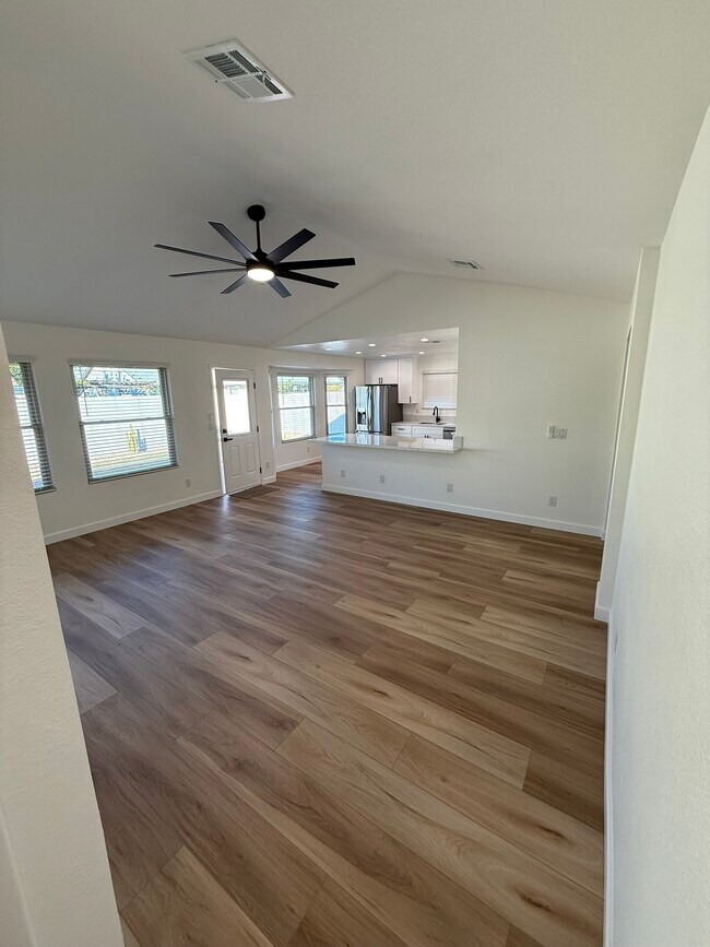 Building Photo - 3624 W Elgin St