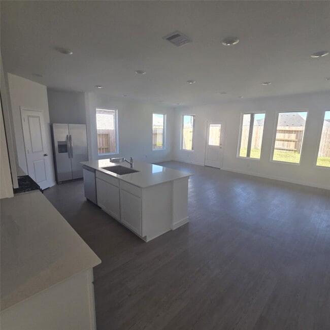 Building Photo - 6814 Yellow Jessamine Ln