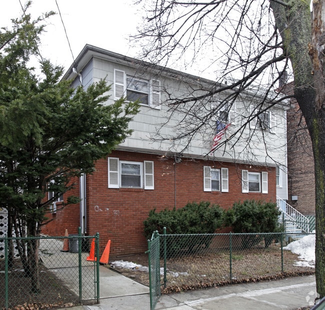 Building Photo - 143 Highland Ave