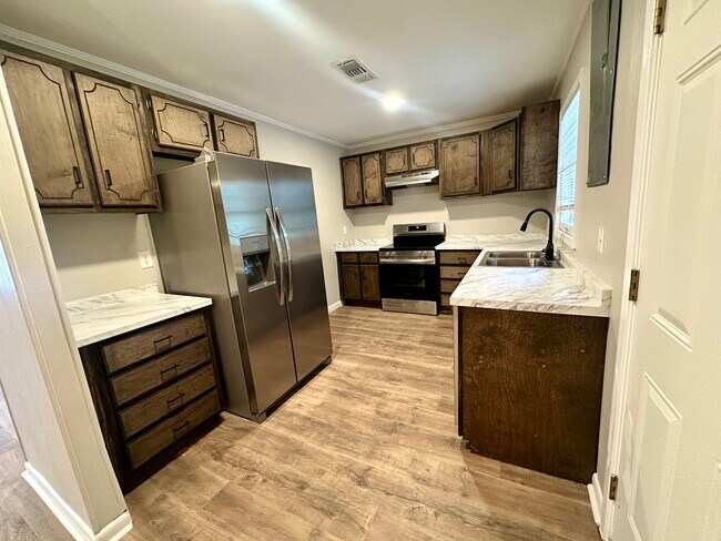 Building Photo - 135 Maple St