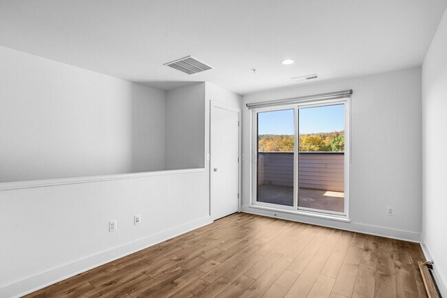 Building Photo - Spacious 4-level Home| 3 bedrooms + Garage parking!