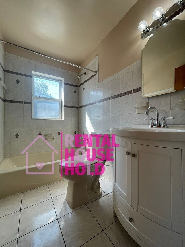 Building Photo - 2 Bedroom 1 Bath Condo