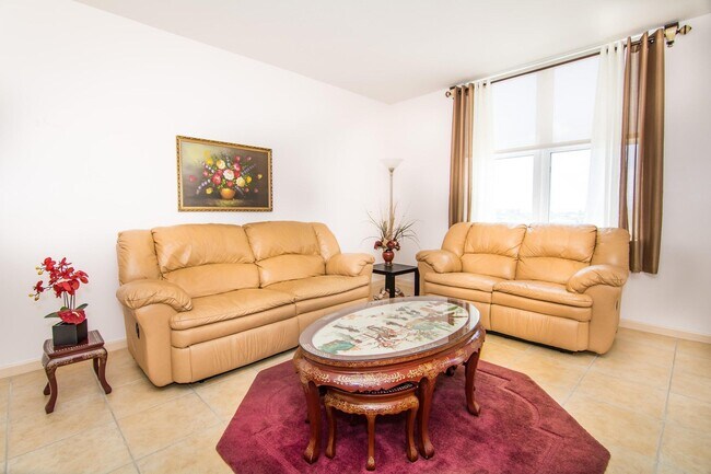 Building Photo - 511 SE 5 Ave