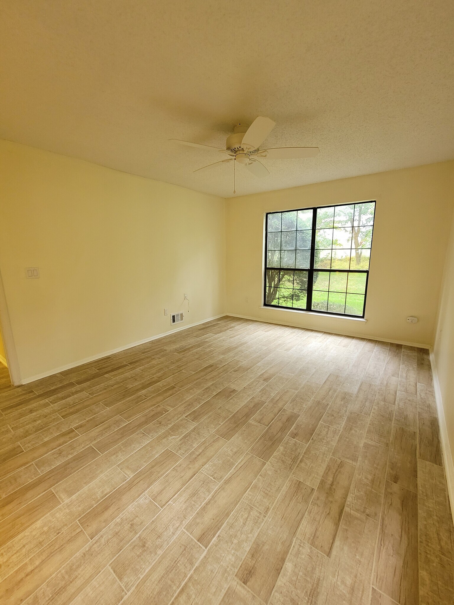 Building Photo - 433 Danbury Ln