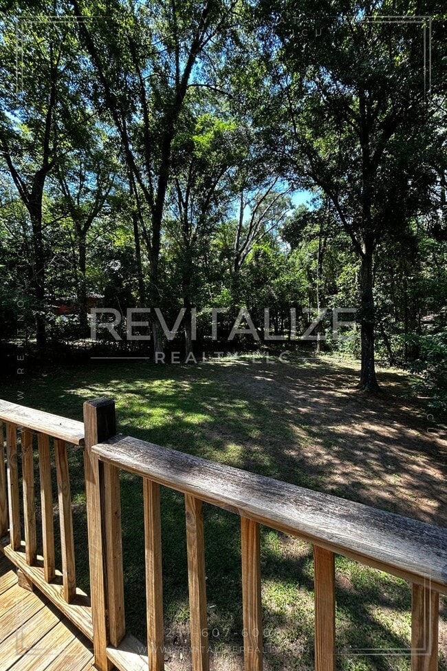 Building Photo - 3 Bed 2 Bath with Large Yard