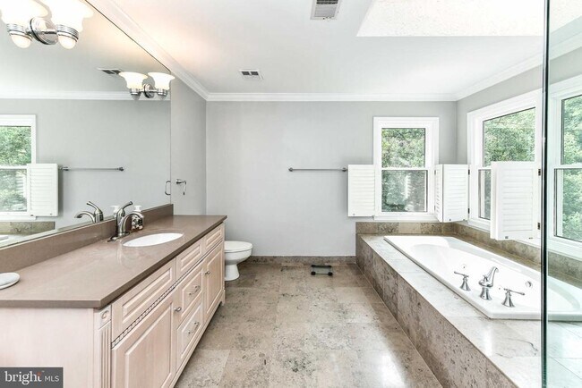 Building Photo - 2030 Spring Branch Dr