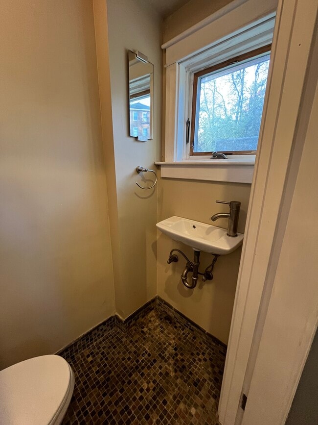 Building Photo - 2268 Shady Ave