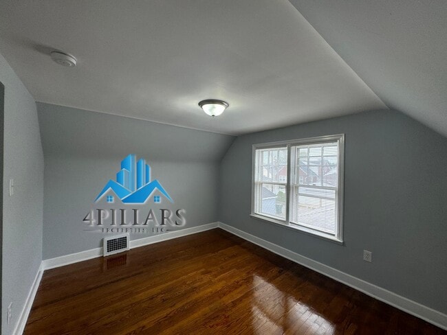 Building Photo - 1715 Parkview Ave