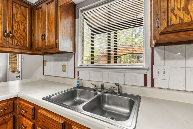 Building Photo - Updated House for Rent in Maumelle – Spaci...