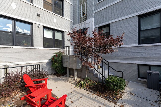 Building Photo - Columbia Heights One Bed/One Bath Updated ...