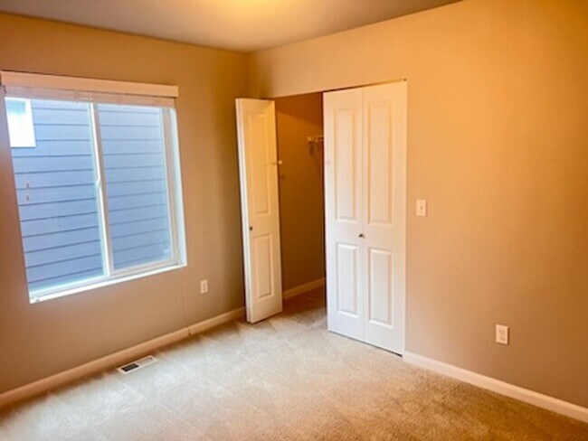 Building Photo - 5 Bedroom plus a Bonus Room in Gig Harbor