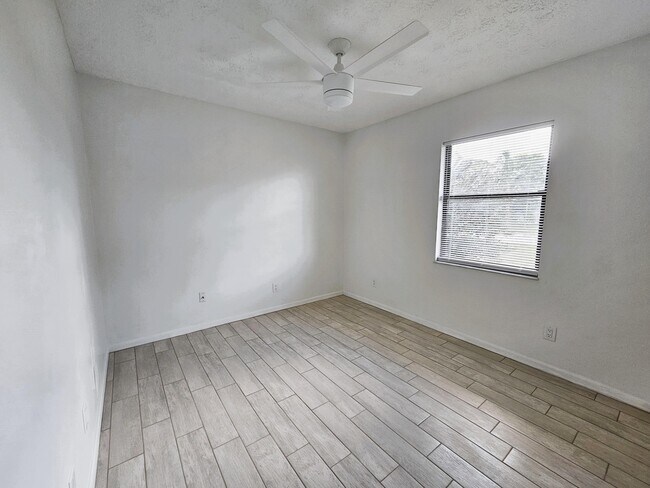 Building Photo - 367 NW Placid Ave