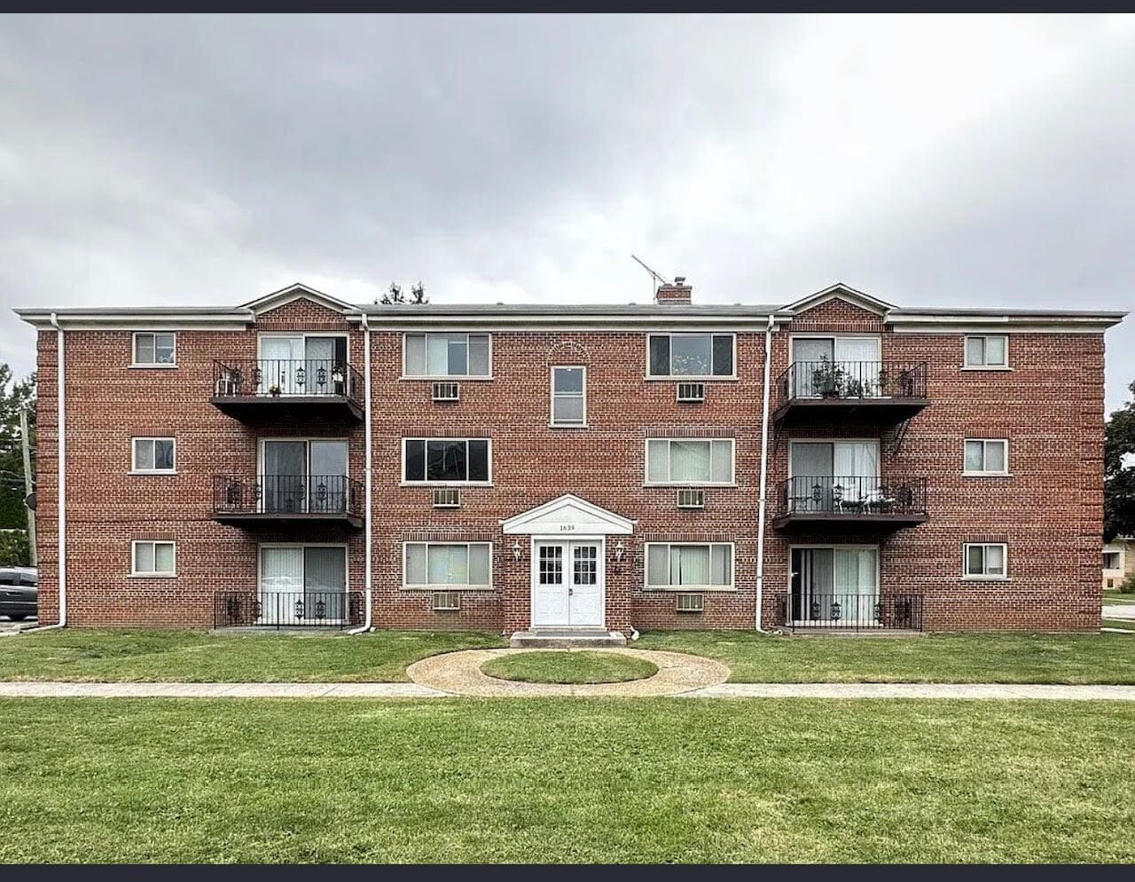 Building Photo - 1653 Oakwood Ave