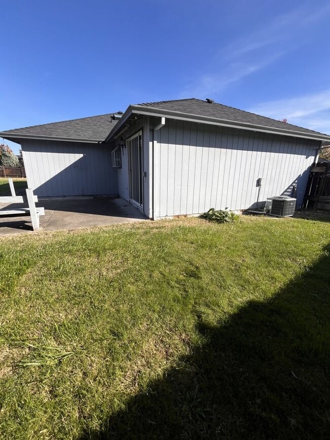 Building Photo - 3 Bedroom 2 Bath Single Family Home