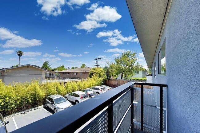 Building Photo - 1662 Hollenbeck Ave