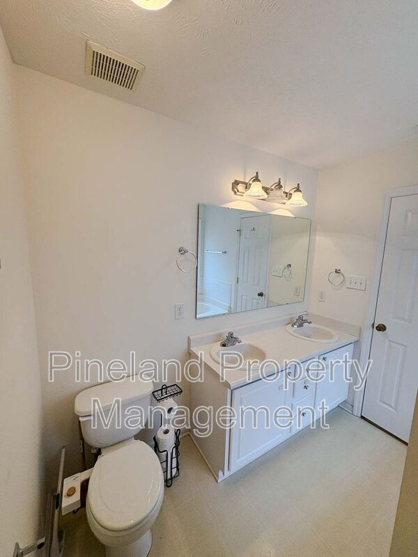 Building Photo - 7704 Redwood Ave