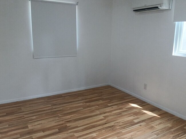 Building Photo - 3 Bedroom, 1 Bathroom Home! Schedule a Showing Soon!