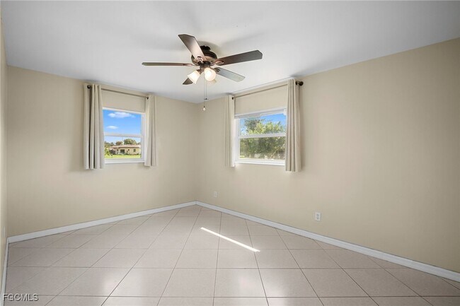 Building Photo - 211 E Jasmine Rd