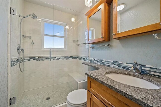 Building Photo - Charming Montclair Home