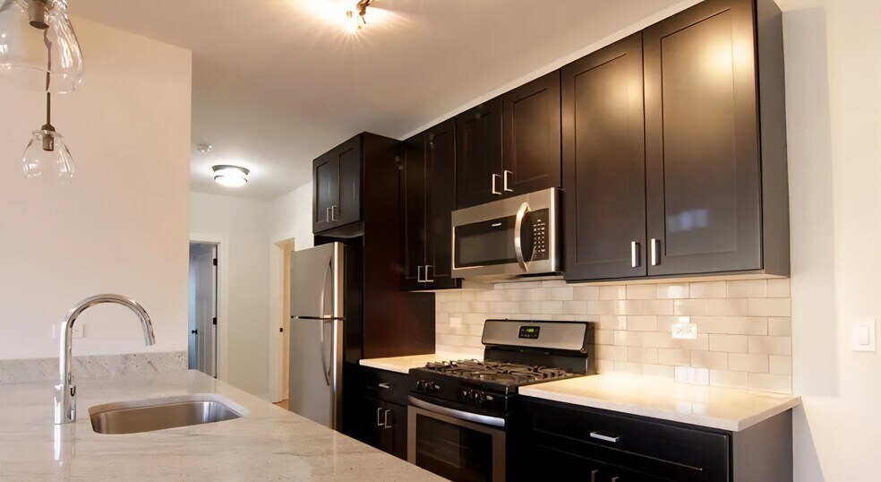 Building Photo - 2211 W Eastwood Ave