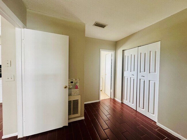 Building Photo - 1 Bed/1 Bath Second Floor Condo in recently renovated apartment community!