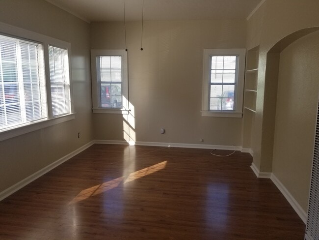 Building Photo - 420 N Rose Pl
