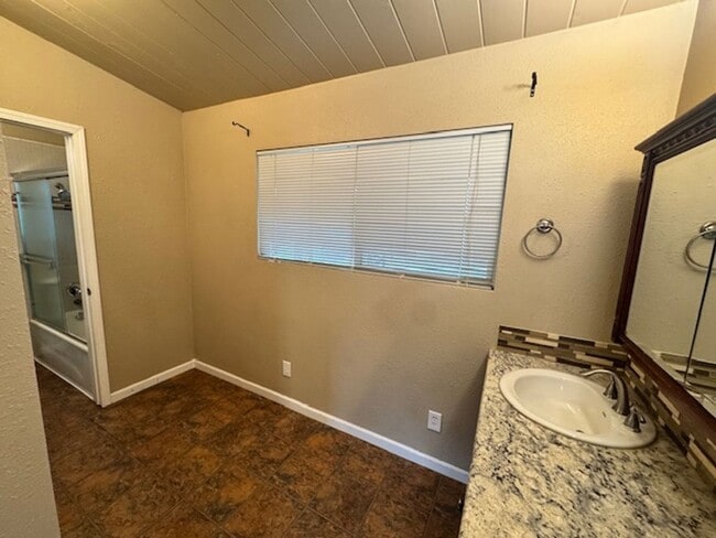 Building Photo - Available for Move In 3 Bed, 2.5 Bath Home...