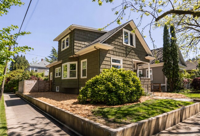 Building Photo - 532 NE 29th Ave