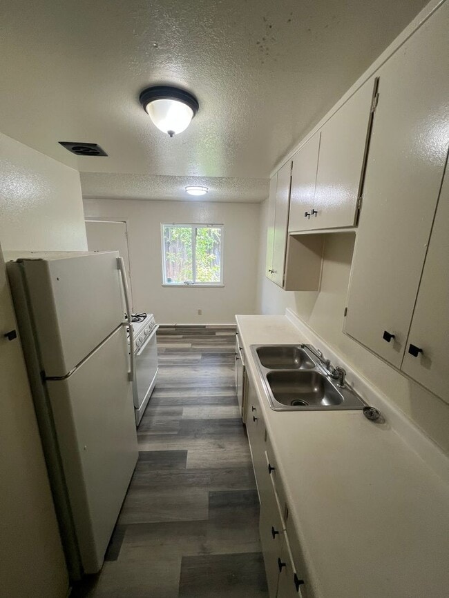 Building Photo - Oroville one bed one bath duplex for rent.