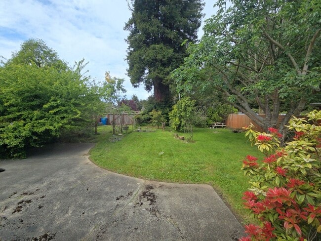Building Photo - 3BD/2BA Eureka home is close to Sequoia Park, boasts infrared sauna!
