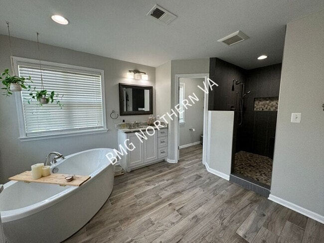 Building Photo - 8930 Kingbird Ct