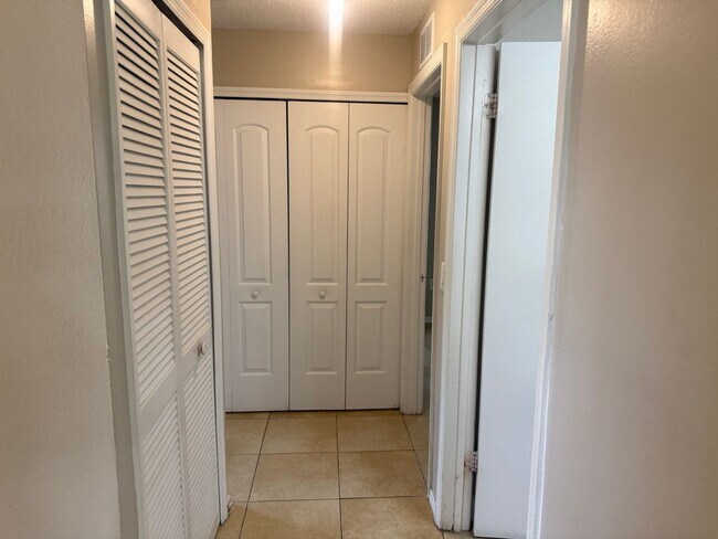 Building Photo - 3/2 Villa Located in Desirable S. Orlando ...