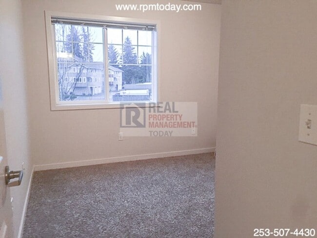 Building Photo - Stunning 2 Bedroom Condo With Garage!