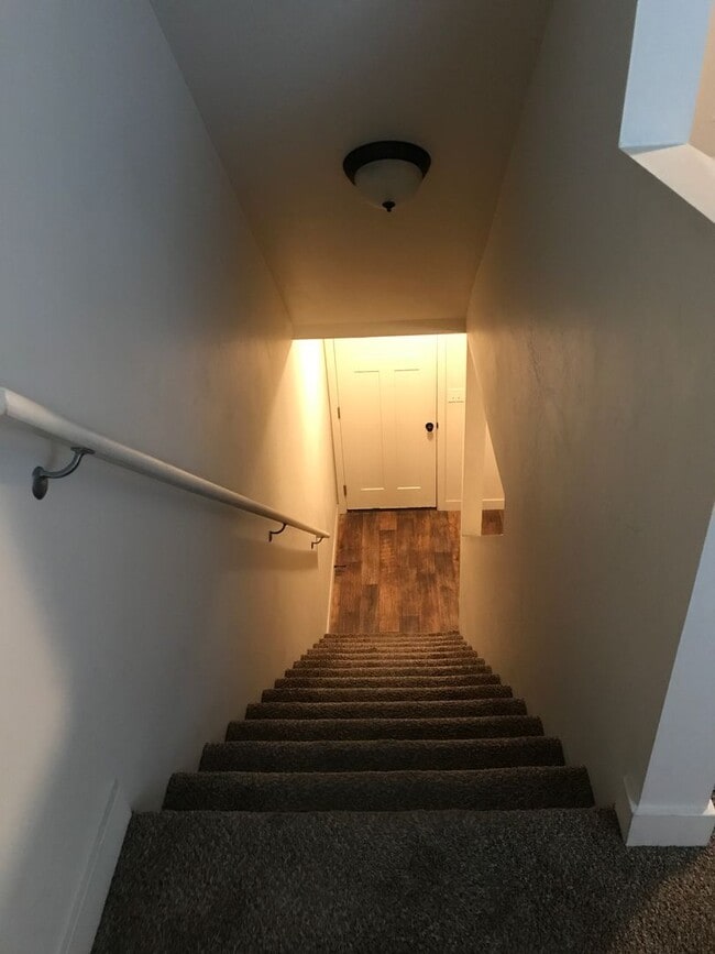 Building Photo - 3 Story Vineyard Townhome w 1 car attached...