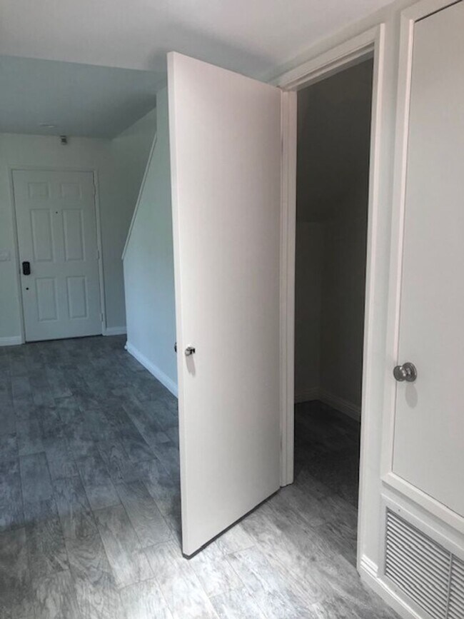 Building Photo - Charming 3 Bedroom, 2.5 Bath end unit Town...