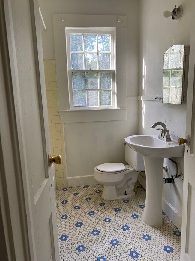 Building Photo - 3 Bed / 2 Bath 1,174 sqft