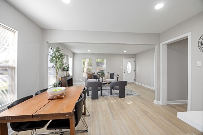 Building Photo - 5737 Dorbrandt St