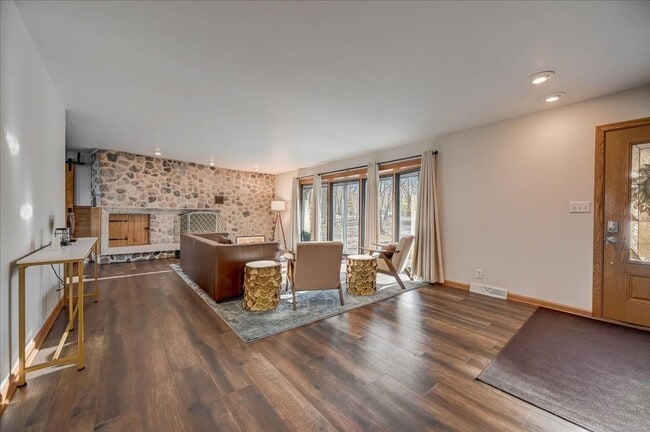 Building Photo - Spacious Elm Grove 3BR/2BA Ranch Single Fa...