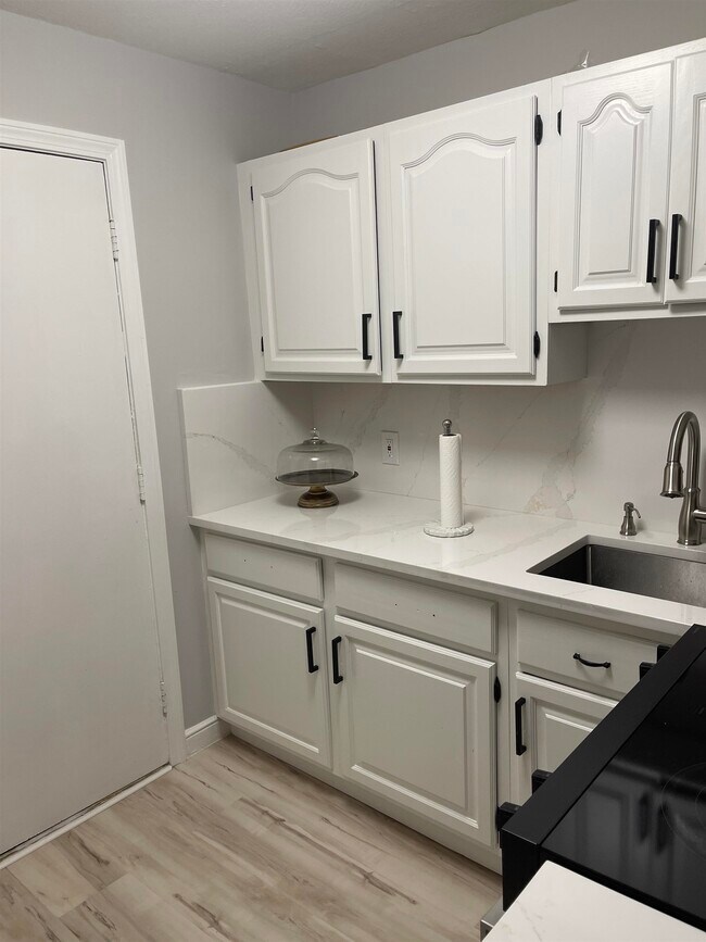 Building Photo - 4 Brook Rd