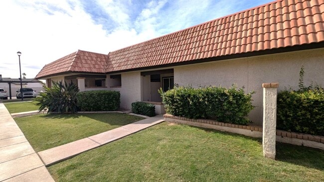 Building Photo - 2 Bedroom Condo Unit in the Colonia Coronita Chandler Townhomes Community Near E Chandler Rd and ...