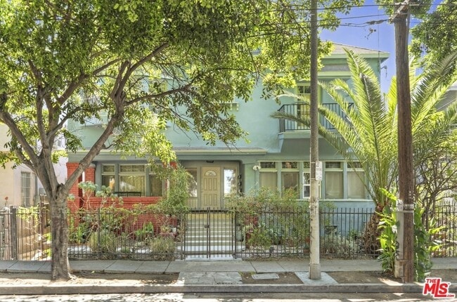 The Brae Exterior - 230 N Bonnie Brae St