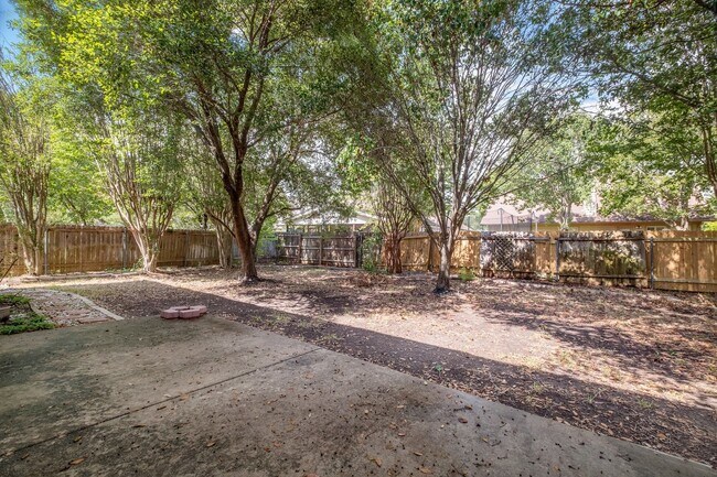 Building Photo - 4 Bedroom, 2.5 Bath Home in Vista Oaks