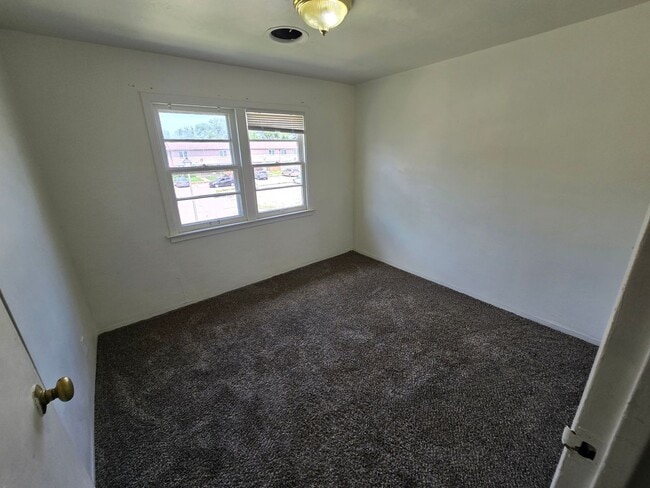 Building Photo - $1100 3 Bed 1 Bath Townhome