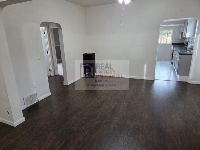 Building Photo - Check out this beautiful 4 bedroom, 2 bath...
