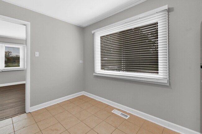 Building Photo - 304 Seneca St